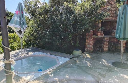 Cannon Rocks House | Tranquil 3-bedroom house with WiFi in Boknes Strand in the bush