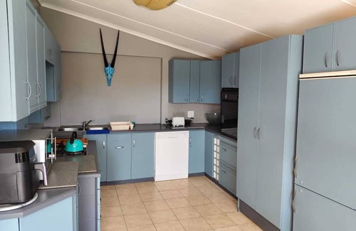Cannon Rocks House | Tranquil 3-bedroom house with WiFi in Boknes Strand in the bush