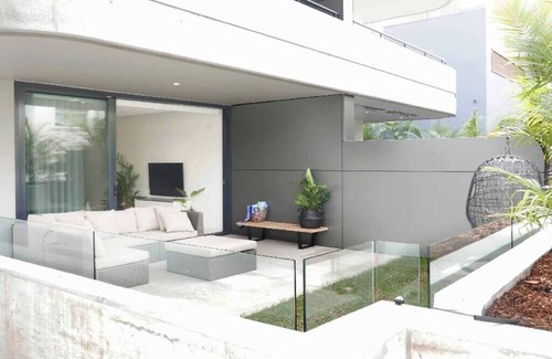Coogee Apartment | Modern 1BR Abode w/Courtyard Steps to the Beach