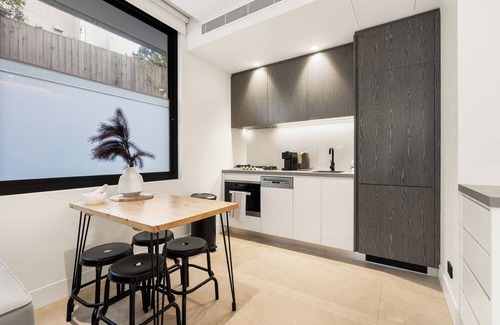 Coogee Apartment | Modern 1BR Abode w/Courtyard Steps to the Beach