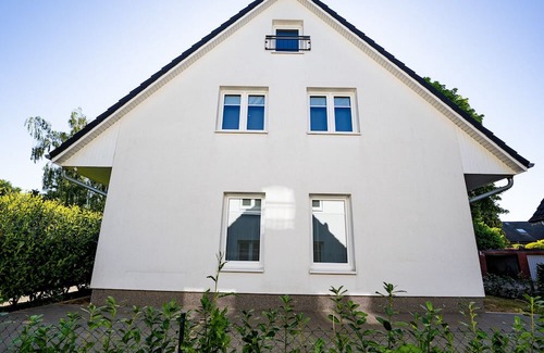 Oststeinbek House | Holiday Home 'Weißes Haus, Vollausstattung' with Private Terrace, Private Garden and Wi-Fi
