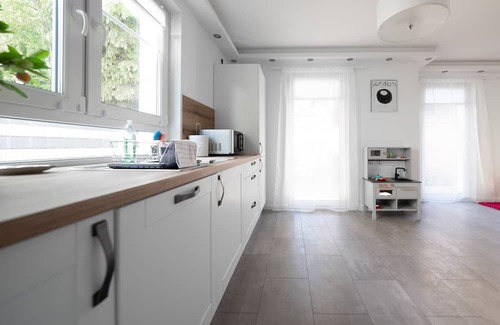 Oststeinbek House | Holiday Home 'Weißes Haus, Vollausstattung' with Private Terrace, Private Garden and Wi-Fi