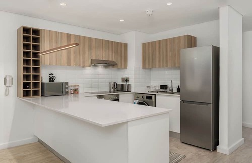 Flora Park Apartment | Modern Greenpoint Getaway