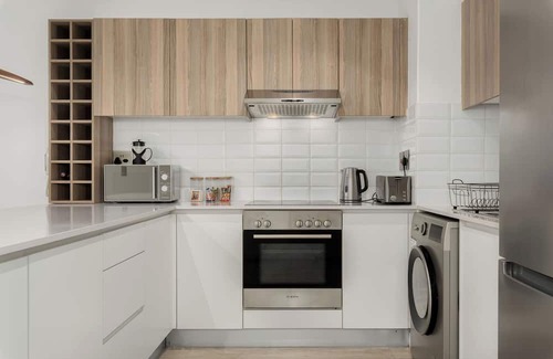 Flora Park Apartment | Modern Greenpoint Getaway