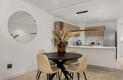 Flora Park Apartment | Modern Greenpoint Getaway
