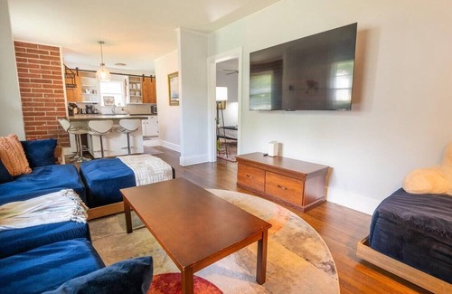 North Charleston House | Holmes Manor: 4br + Pool Table + Screen Porch!