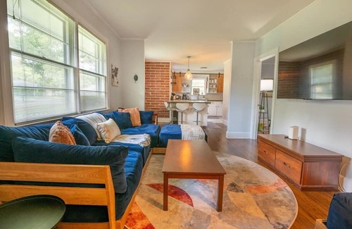 North Charleston House | Holmes Manor: 4br + Pool Table + Screen Porch!