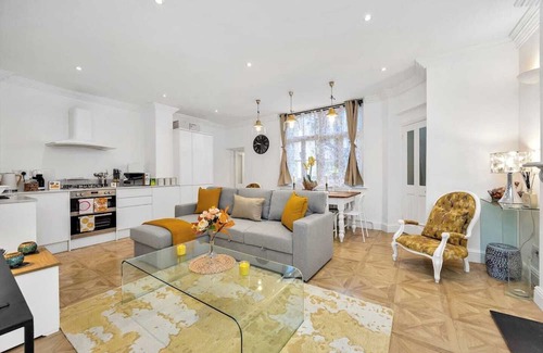West Kensington Apartment | Welcome to Plotseeker’s 3 Bedroom 2 Bathroom Victorian Flat in Kensington.