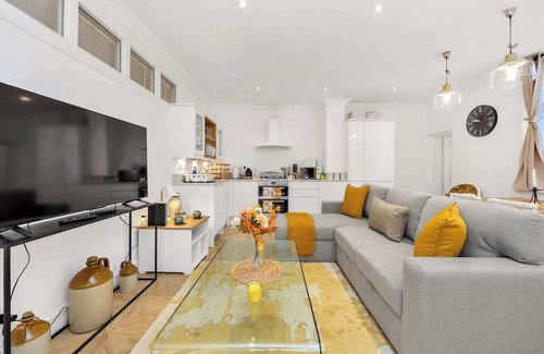 West Kensington Apartment | Welcome to Plotseeker’s 3 Bedroom 2 Bathroom Victorian Flat in Kensington.