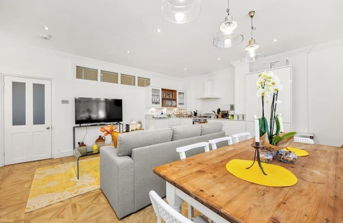 West Kensington Apartment | Welcome to Plotseeker’s 3 Bedroom 2 Bathroom Victorian Flat in Kensington.