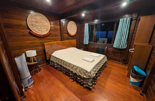 Santo da Serra Ski Chalet | Ocean View Garden Retreat by the Golf Course