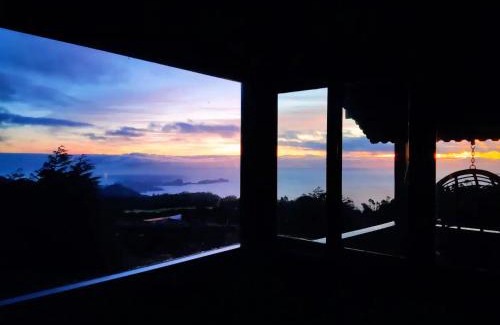 Santo da Serra Ski Chalet | Ocean View Garden Retreat by the Golf Course