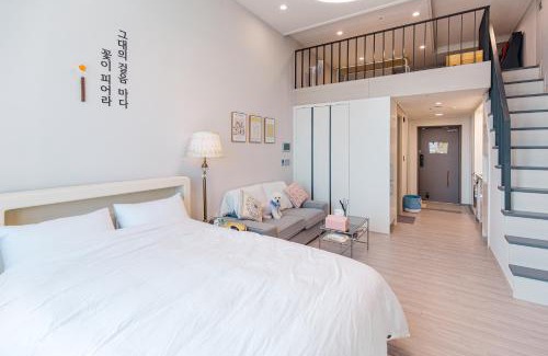 Yeosu Bed & Breakfast | Ocean Castle Suite