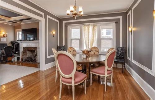 White Plains House | Balcony Room At Cozy Homeva
