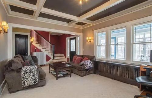 White Plains House | Balcony Room At Cozy Homeva