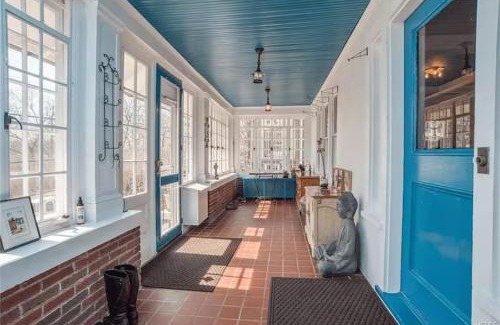 White Plains House | Balcony Room At Cozy Homeva