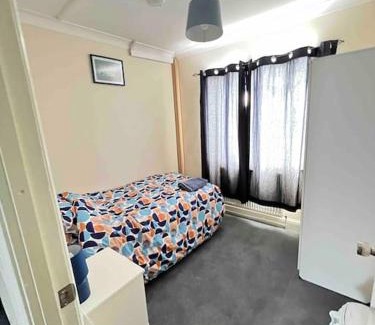 Cairndow House | Lovely 4 Bedroom semi-detached with parking
