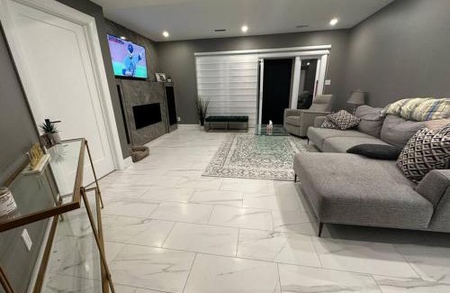 Ottawa Division House | Lake House 8 Min from Airport sleeps 13