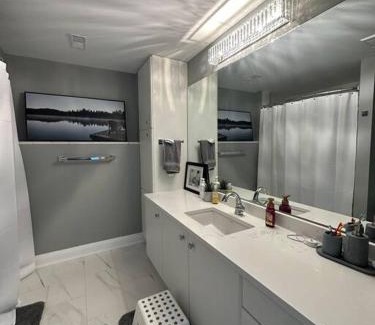 Ottawa Division House | Lake House 8 Min from Airport sleeps 13