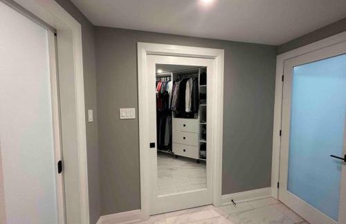 Ottawa Division House | Lake House 8 Min from Airport sleeps 13