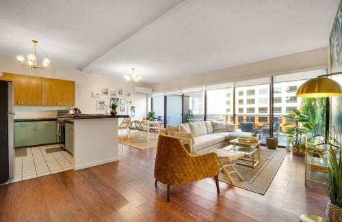 Downtown Honolulu Apartment | Stunning Palm Resort! Steps to Pool & Hot tub.