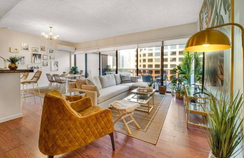 Downtown Honolulu Apartment | Stunning Palm Resort! Steps to Pool & Hot tub.