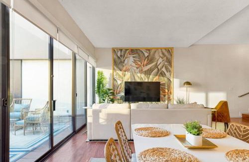 Downtown Honolulu Apartment | Stunning Palm Resort! Steps to Pool & Hot tub.