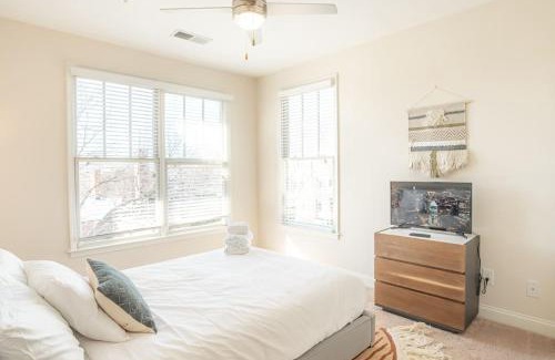 Wesley Heights Apartment | Viagem Bright and Relaxing 2BR in Prime Location