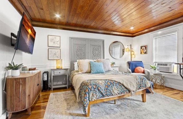 Eclectic Downtown Studio w/Free Parking