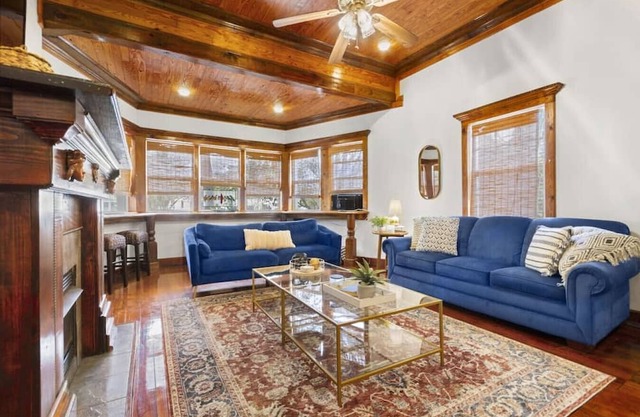 Spacious Downtown Flat w/ free parking