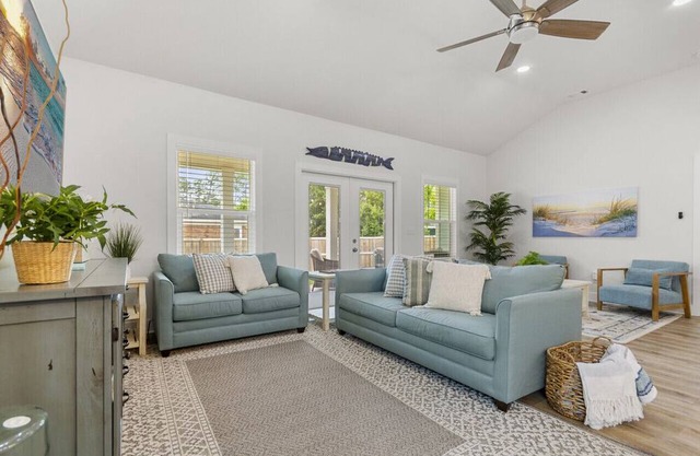 Blue Ono Cottage w Hot Tub Near the Beach, 3 bedrms, 2 bathrms, Parking On Site