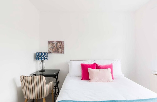 Spacious 6 bedroom house for 16 guests in Pershore Road