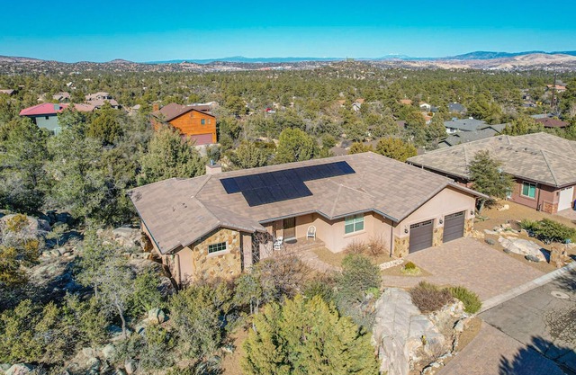 *luxury living in this spacious and stylish home, Min From Downtown!