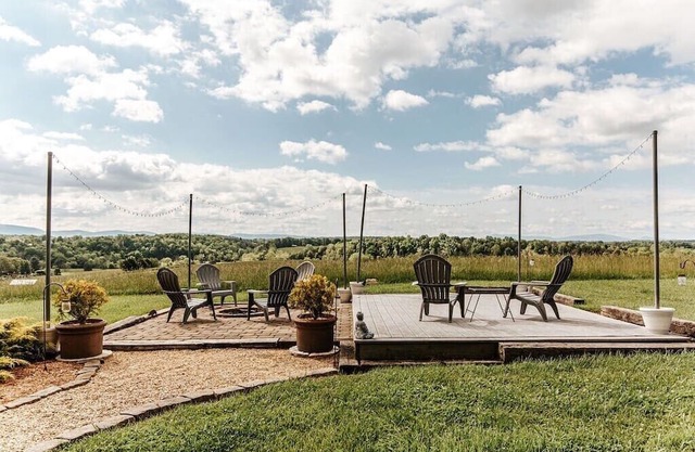 Ridgeview Retreat: Mountain Views and Pet Friendly