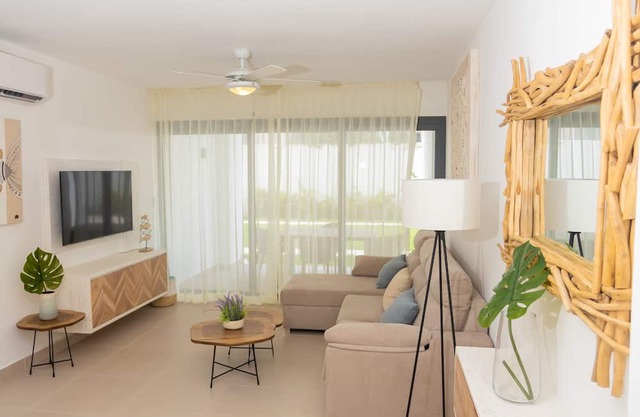 ★★Luxury Apartment 2 BR/2 Bath Steps from Ocean★★