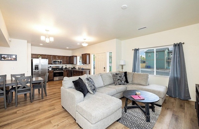 Flagstaff Adventure Getaway! Trail Access, Central A/C, New Home Built in 2023!