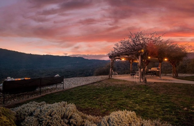 13-Acres Fairytale Sunset Villa with Hot Tub, Firepit, BBQ, EV Charger