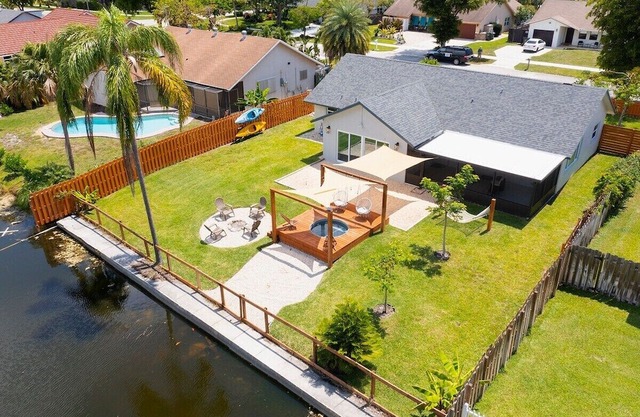 Blissful Retreat: Yard, Plunge Pool, Canal Access
