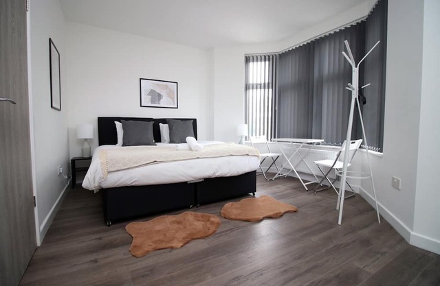 Contemporary & Chic Studio No6 -CoHost Collections