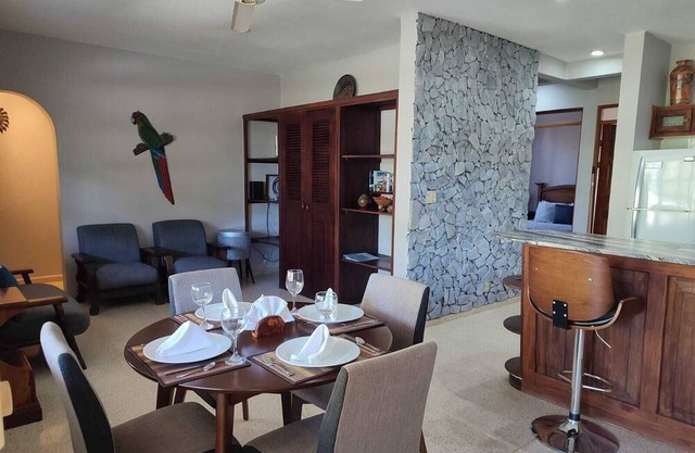 Cosy 2 bedroom and 2 bath condo walking distance to the beach.