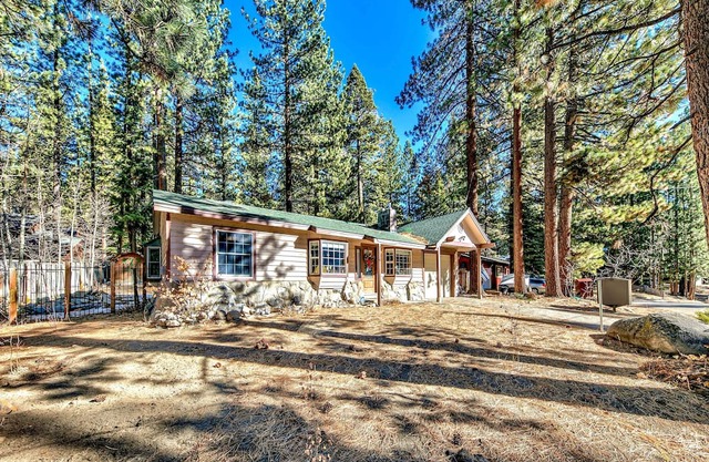 The Lazy Bear's Den roomy 2 bedroom updated cabin,