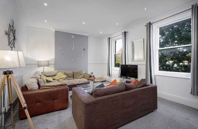 Lytham Place - Exceptionally spacious, central apartment in Lytham St Annes