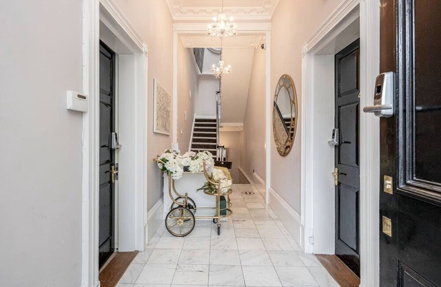 Gated Mansion House with 6 Apartments over looking Canal with Parking & Hot Tubs