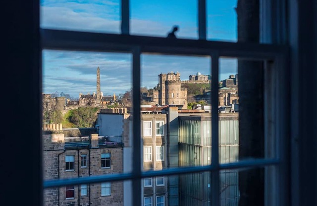 Quiet, central 2 bedroom Royal Mile gem