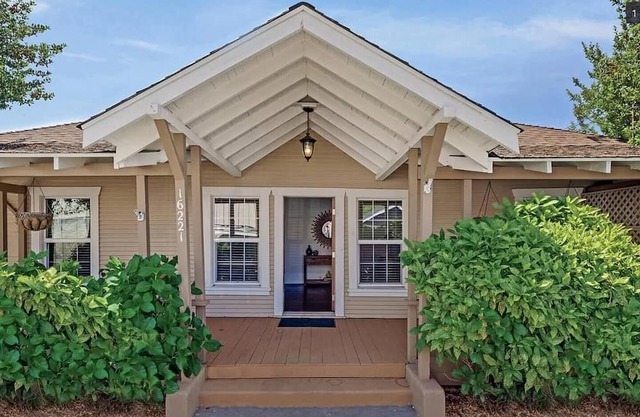 The Caribbean Queen - 2br, 1ba, dtwn + hot tub