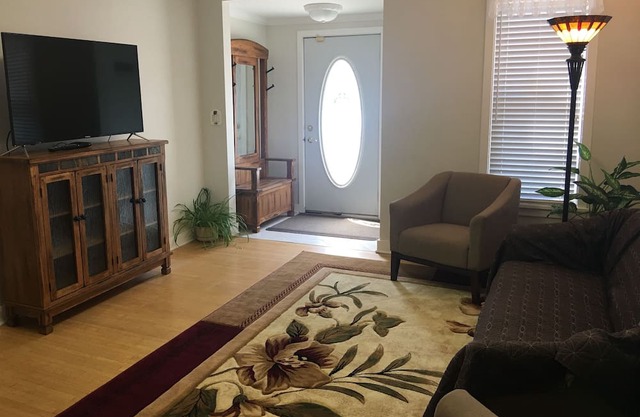 The Corn Palace Cottage - Great Location