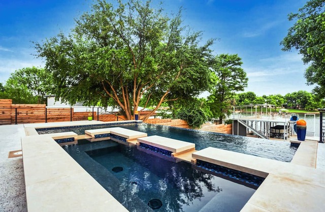 Luxe Living 4 King Suites, Bunkroom, Pool, Spa, Lift Your Pontoon or Wake Boat!