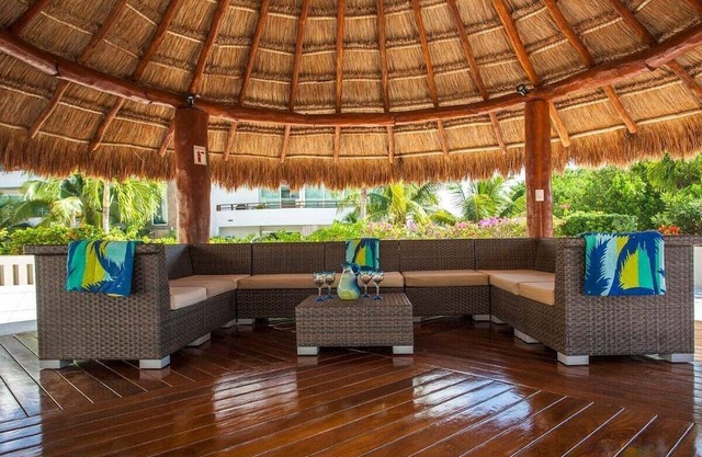 Great 2BED Condo Near Beach! Pool+AC! Sleeps 8!
