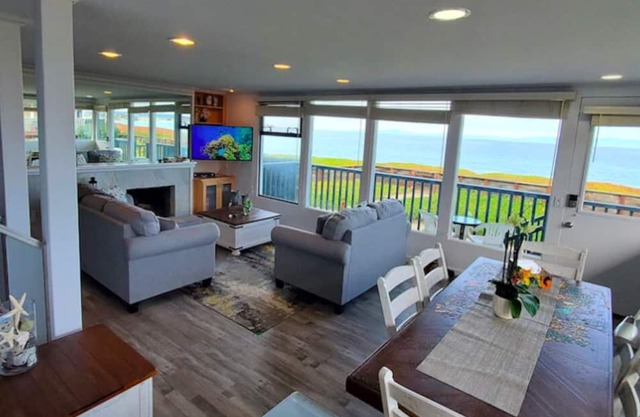 Stunning views, modern, free parking, heated pool, gated, ocean sounds, central