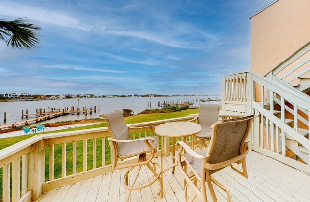 Treehouse townhome w/incredible bay views and close shops/restaurant